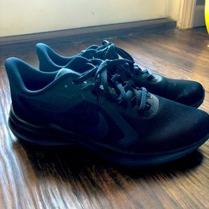 NWOT Black Nike running shoes